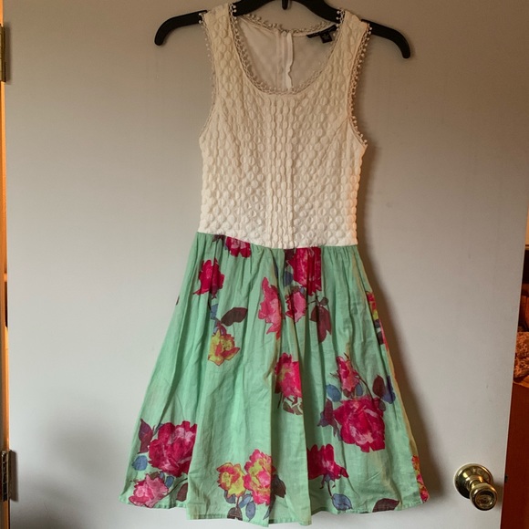 Cream colored dress with flower designs - Picture 1 of 5